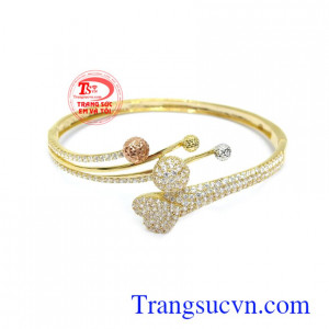 Vòng tay nữ quý phái là sản phẩm được chế tác tinh xảo với những hàng đá lấp lánh, sang trọng