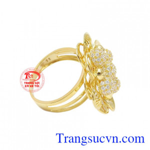 Mặt nhẫn kết hợp từ các viên đá Cz lấp lánh hình cầu thành bông hoa rực rỡ, nổi bật.
