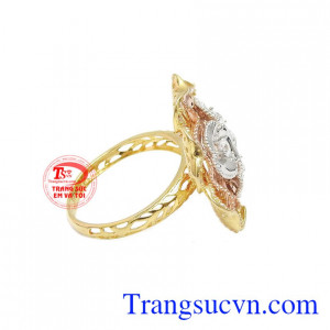 Sự kết hợp từ vàng màu, vàng trắng và vàng hồng giúp chiếc nhẫn càng nổi bật hơn.