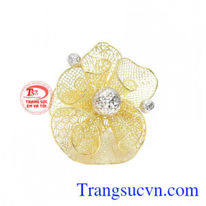 là sản phẩm được chế tác đường nét tinh xảo, sắc nét, kiêu sa diễm lệ.