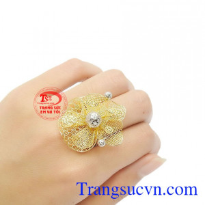 Nhẫn hoa kiêu sa sẽ mang lại vẻ đẹp quý phái, đẳng cấp cho người đeo.