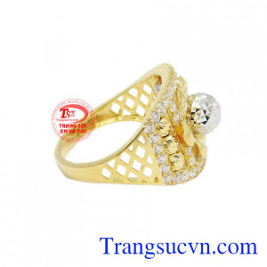 Sản phẩm phù hợp với những bạn nữ cá tính muốn thể hiện phong cách riêng của bản thân nhưng vẫn không kém phần nữ tính.