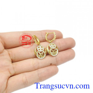 Hoa tai cũng là một trong những món trang sức không thể thiếu với phái đẹp. 