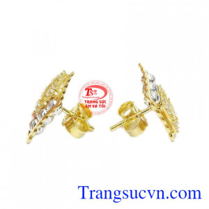 Hoa tai dạng nụ, nhỏ gọn và dễ kết hợp cùng nhiều trang phục, phụ kiện khác nhau.