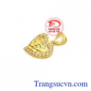 Mặt dây mang vẻ đẹp đằm thắm họa tiết trái tim giúp chủ nhân trở nên quyến rũ trước phái mạnh