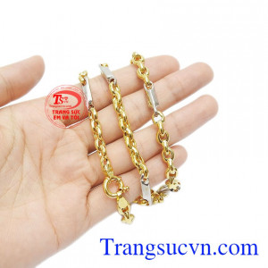 Ngoài ra, khách hàng còn có thể kết hợp với mặt dây để tạo sự nổi bật.