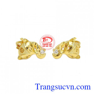 Hoa tai hồ ly tinh tế được chế tác từ vàng tây 10k sáng bóng, bền đẹp.