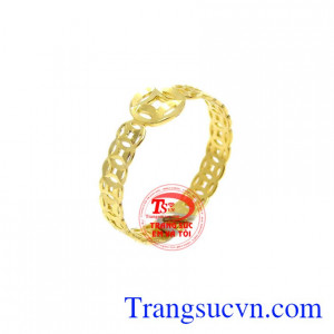Nhẫn kim tiền tài lộc vàng 10k được chế tác từ vàng 10k, thiết kế tinh xảo, sắc nét.