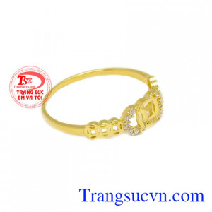 nhẫn kim tiền mang ý nghĩa tiền vàng đầy túi mang lại may mắn về tiền bạc.