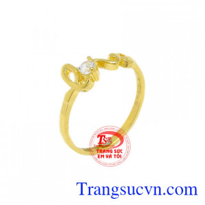 Nhẫn vàng chữ Love là sản phẩm được chế tác với đường nét tinh xảo,