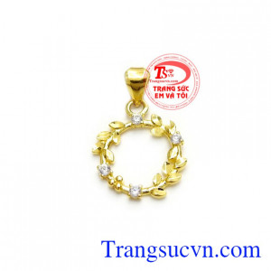 Mặt dây nguyệt quế tinh tế được chế tác từ vàng 10k đảm bảo sự bền đẹp, sáng bóng