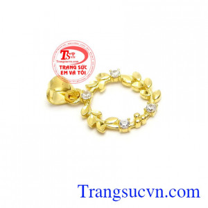 Mặt dây kết hợp cùng đá Cz tạo điểm nhấn sáng tạo cho sản phẩm