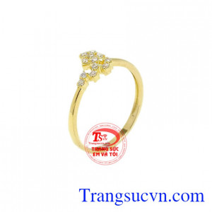 Nhẫn vàng ngôi sao lấp lánh là sản phẩm được chế tác từ vàng 10k,