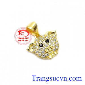 Sản phẩm kết hợp từ vàng 10k và đá Cz giúp mặt dây thêm ấn tượng với người nhìn