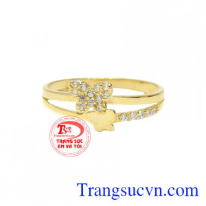 là sản phẩm được chế tác từ vàng 10k, với đường nét độc đáo, tinh xảo.