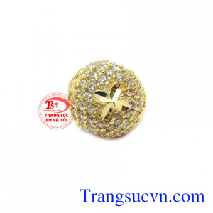 Mặt dây chuyền charm vàng đẹp là món quà được phái nữ yêu thích