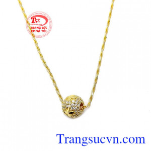 Mặt dây chuyền charm vàng đẹp là món quà được phái nữ yêu thích