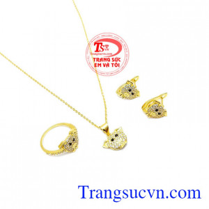 Bộ trang sức tuổi hợi thịnh vượng được chế tác từ vàng 10k với kiểu dáng thời trang