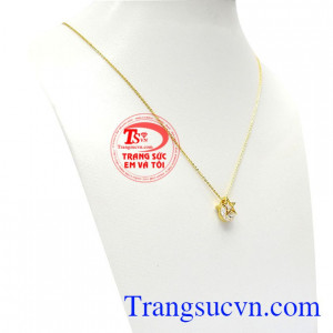 Sản phẩm gồm có mặt dây và dây chuyền nữ tính đem lại vẻ đẹp tỏa sáng cho người sử dụng