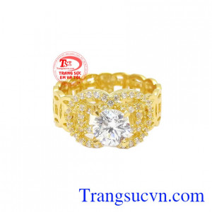 Nhẫn nữ kim tiền may mắn được chế tác từ vàng tây 10k sáng bóng, bền đẹp. 