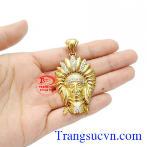 Sản phẩm có thể kết hợp cùng dây chuyền vàng hoặc dây da bọc vàng.