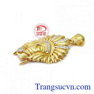 Các chi tiết được kết hợp với nhau tạo nên mặt dây phong cách, nổi bật cho phái mạnh.