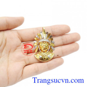 Mặt dây kết hợp vàng trắng, vàng màu, đá Cz tạo nên sự hài hòa và cá tính.