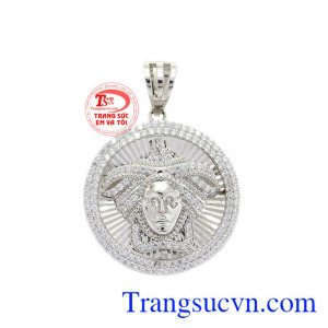 Mặt dây vàng trắng phong cách 18k được kết hợp hài hòa giữa vàng trắng và đá Cz tạo nên một sản phẩm ấn tượng.