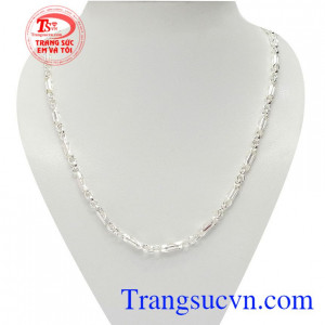 Dây chuyền bạc nam giới độc đáo là sản phẩm được chế tác công nghệ cao, đường nét tinh xảo.