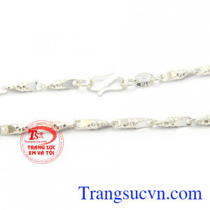 Dây chuyền bạc được nam giới sử dụng khá phổ biến để thể hiện cá tính và làm tăng thêm sức hút cho phái mạnh