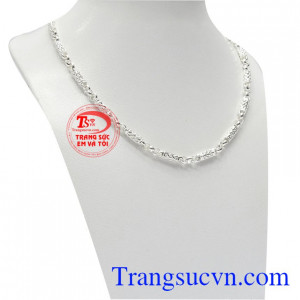 Với thiết kế các mắt xích tinh tế giúp sản phẩm không bị xoắn vào nhau