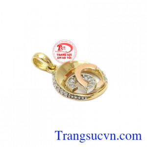 Mặt dây channel tinh tế được thiết kế mang phong cách trẻ trung, sang trọng.