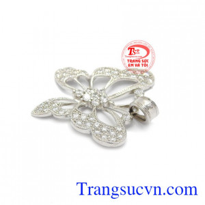 Sản phẩm kết hợp vàng trắng và đá Cz giúp mặt dây càng thêm lấp lánh hơn, thu hút mọi ánh nhìn.