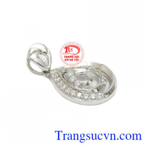 Mặt dây nữ tính vàng trắng được chế tác từ vàng 18k mang đến sự sáng bóng và bền đẹp.