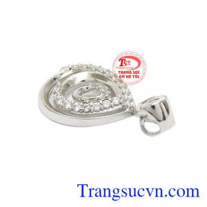 Mặt dây dễ dàng kết hợp cùng nhiều kiểu trang phục, phù hợp với nhiều độ tuổi.