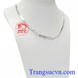 Không chỉ là sản phẩm trang sức mà dây chuyền bạc còn giúp các bé đeo tránh gió, bảo vệ sức khỏe cho bé