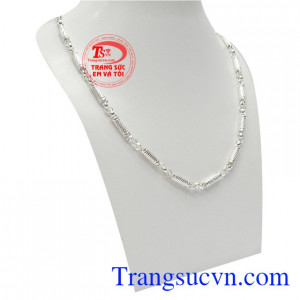 Sản phẩm được thiết kế sang trọng, mẫu mã hợp thời trang, dễ dàng kết hợp cùng mặt dây chuyền, phù hợp với các loại trang phục