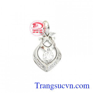 Mặt dây nữ vàng trắng đẹp là sản phẩm mặt dây nữ đẹp, dễ dàng kết hợp với các loại dây chuyền