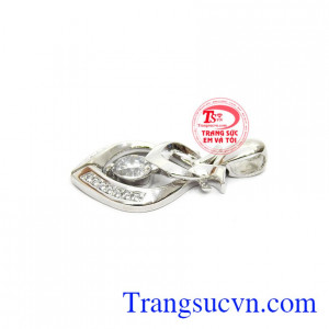 Mặt dây chuyền nữ vàng quý phái dễ kết hợp cùng nhiều kiểu dây chuyền vàng