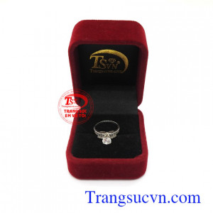 Nhẫn nữ vàng trắng là món quà ý nghĩa dành tặng người bạn yêu thương