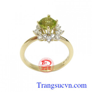 Nhẫn nữ Peridot bình an với đá Peridot là loại đá quý tuyệt đẹp này để có thể hàn gắn mọi vết thương cả về thể chất lẫn tinh thần, mang lại sức khỏe, may mắn và bình an cho người đeo