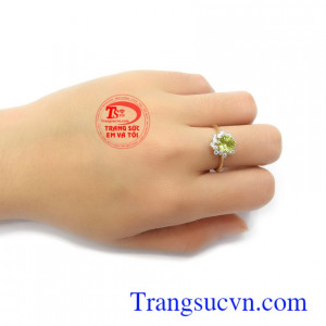 Nhẫn nữ vàng tây đá quý là món quà tặng ý nghĩa cho người yêu thương