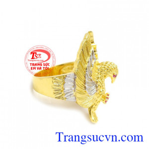 Sản phẩm được lấy ý tưởng từ loài đại bàng kiêu hãnh trên bầu trời để làm thiết  kế cho chiếc nhẫn nam thêm độc đáo