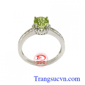 Nhẫn nữ Peridot 10k an nhiên thể tăng lòng tự tin và sự quyết đoán, cân bằng sự kiên nhẫn và làm thông suốt suy nghĩ, được biết là một loại đá dành cho sự hưng thịnh và hạnh phúc