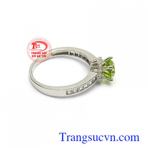 Nhẫn nữ vàng đá quý là món quà tặng tuyệt vời cho người yêu thương trong những dịp ý nghĩa