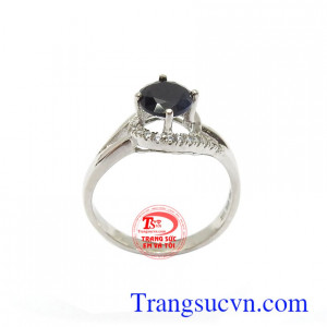 Nhẫn nữ Sapphire may mắn 10k đá sapphire trong phong thủy còn là biểu tượng của tình yêu, hôn nhân bền vững, sự giàu có và lòng chung thủy