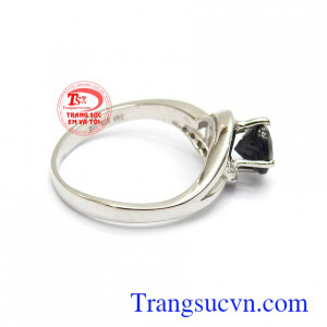 Ngoài ra Sapphire còn là biểu tượng cho bình an, may mắn và sự toàn vẹn trong cuộc sống, bởi vậy rất được phái đẹp ưa chuộng