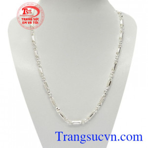 phù hợp với nhiều trang phục. 