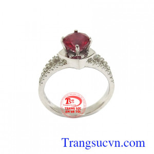 hẫn nữ Ruby tài lộc may mắn với đá ruby tượng trưng cho Mặt Trời, quyền lực, tự do, may mắn và vui vẻ