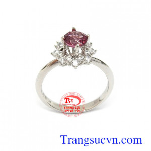 Nhẫn nữ Granat tài lộc được biết đến là loại đá quý mang năng lượng giúp người dùng được đầy đủ, giàu có